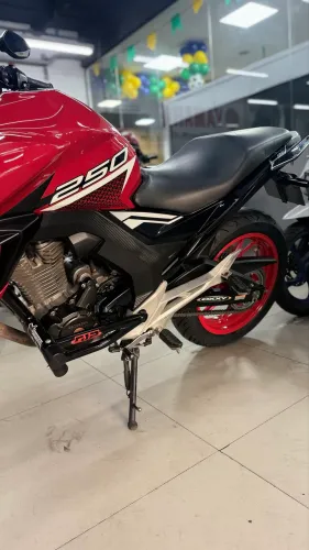 Motocicleta em perfeito estado de semi nova 