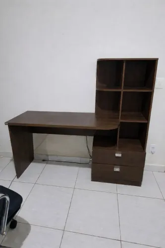 Escrivaninha com Estante Lateral - Ampla, Funcional e Bem Conservada