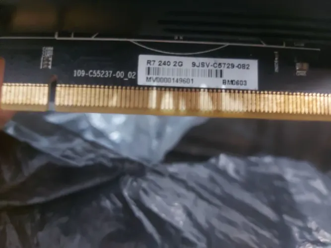 Placa de vídeo, r7 240, está parada tem um tempo, não sei dizer se está dando vídeo