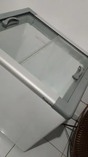 Frizzer da Fricon expositora duas portas 216 litros.<br>No valor de 2,200<br>Valor negociável!