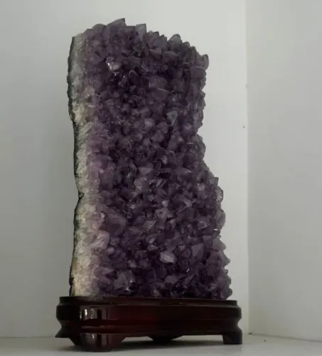 Drusa Ametista Natural na Base de Madeira Marron