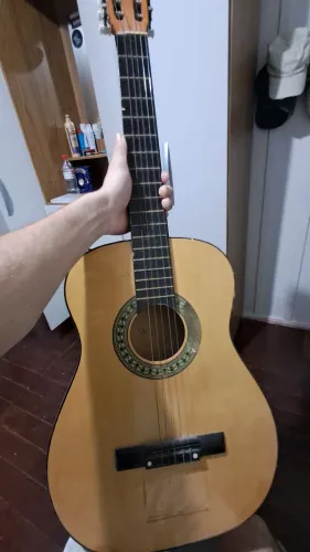 Vendo violão usado, está sem uma corda e com um detalhe na parte traseira