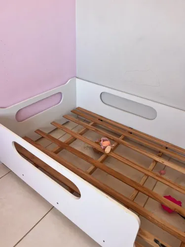 Cama infantil sem colchão