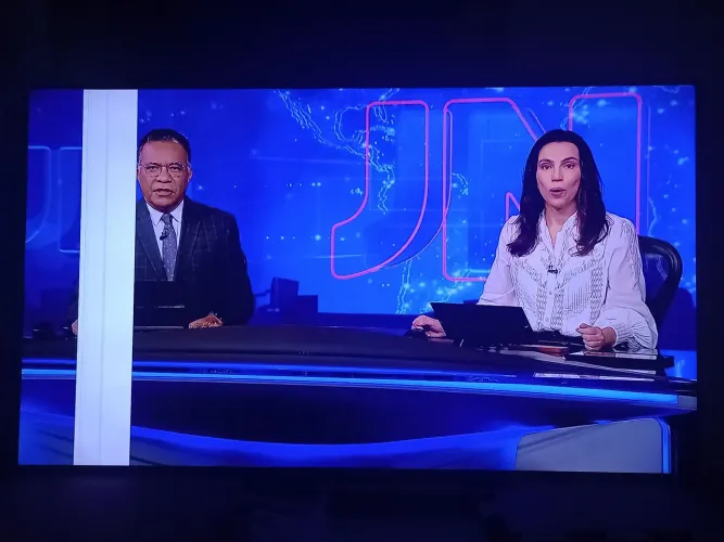 Tv 55 polegadas com listra branca na tela,com vídeo e som
