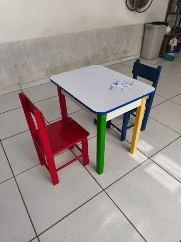 Mesa e cadeiras infantil MDF/madeira