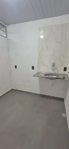 Kitnet TOP em Madureira - Porcelanato, Varanda e Muita Segurança!