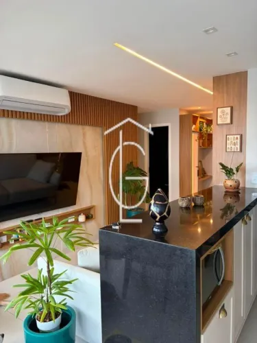 BELÍSSIMO APARTAMENTO REFORMADO E MOBILIADO NO CORAÇÃO DO ESPINHEIRO
