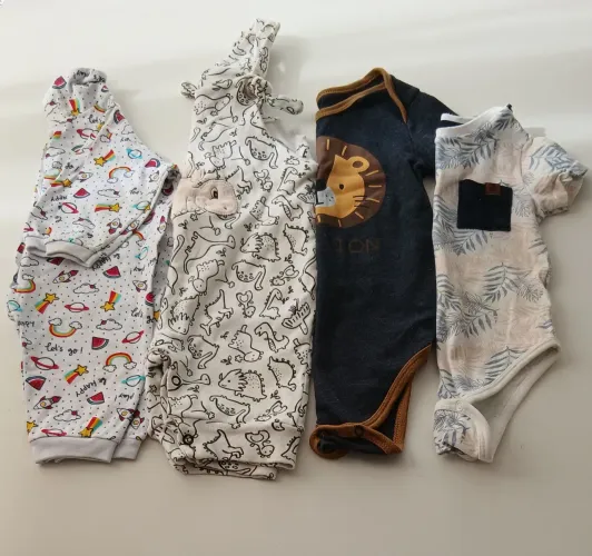 Kit com 4 bodys ( veste de 6 ao 9 meses)