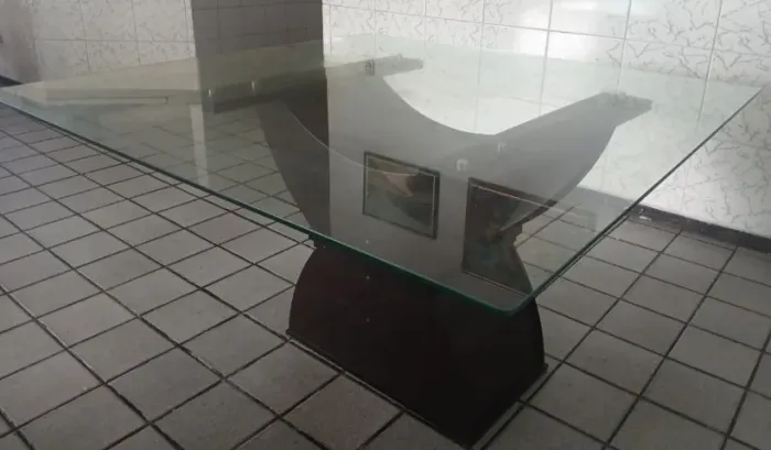 Mesa de jantar, 8 lugares, tampo de vidro, base de madeira, conservada. Para retirada.