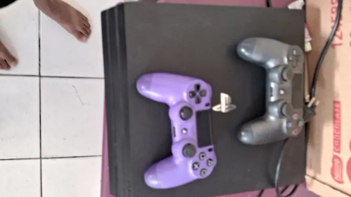 Vendo palystation 4 pro semi novo