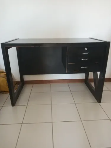 Mesa escrivania em madeira