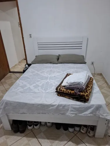 Cama casal com colchão Ortobom de molas ensacadas.