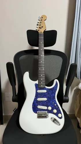 Guitarra Stratocaster Branca Squier Regulada