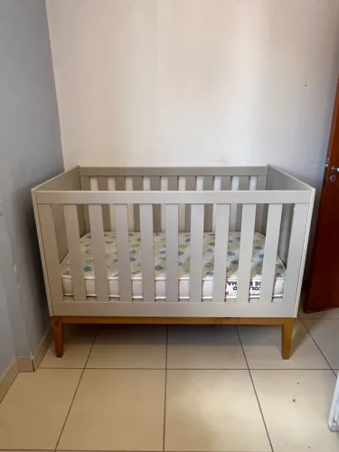 Berço de Bebê Moderno Cinza e Madeira + Colchão de brinde