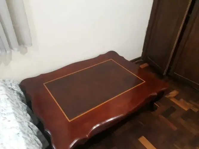 Linda Mesa de Centro em madeira de Lei Maciça.... Mesa de Centro em estilo Chipandelle,