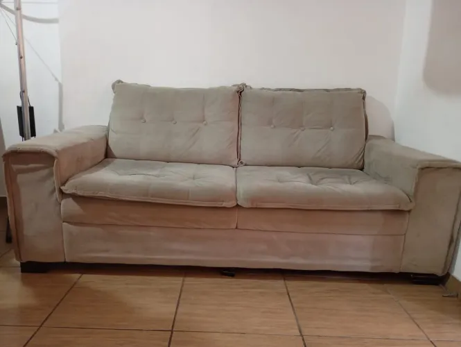 Vendo sofá seminovo, 3 lugares. Aceito oferta.