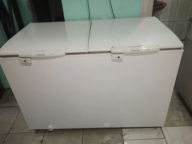 Vendo está freezer Electrolux de duas tampas funcionando perfeitamente 