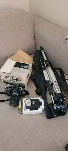 Vendo máquina fotográfica yashica FX-D quartz com flah e e tripé. E filmador JVC. GR-AXM30