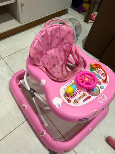 Andador de bebê rosa