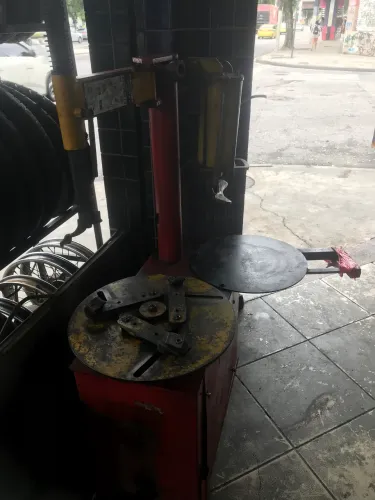 Maquina de descolar e desmontar pneu 