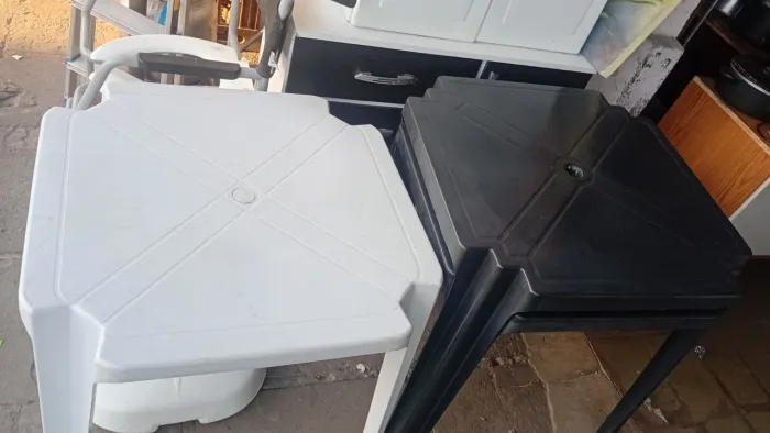 3 mesas de plástico R$60,00 cada uma