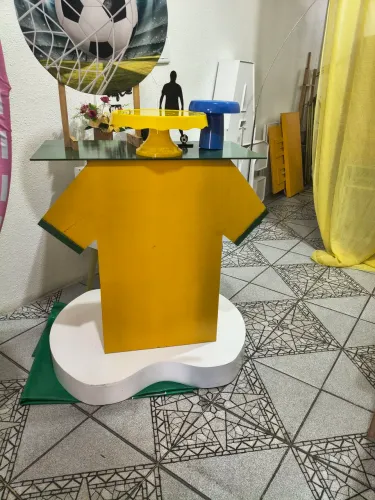 Mesa para decoração, camisa da seleção.