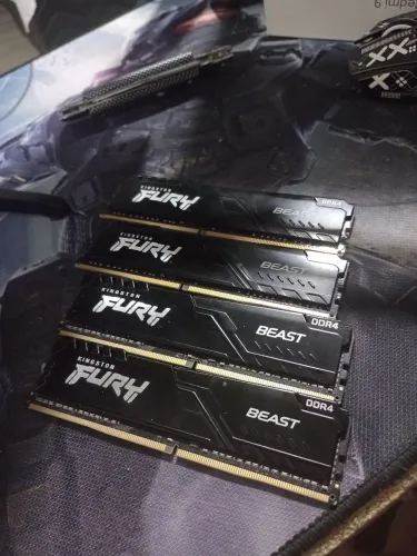 4 pentes de memória ram Kingston furry beast DDR 4 8b 3200 mhz