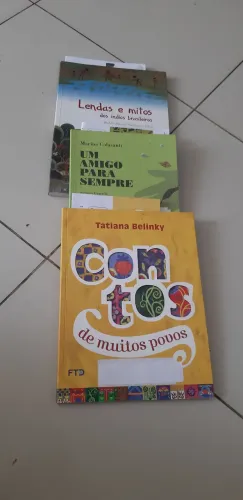 3 Livros semi usados com suplemento de leitura.