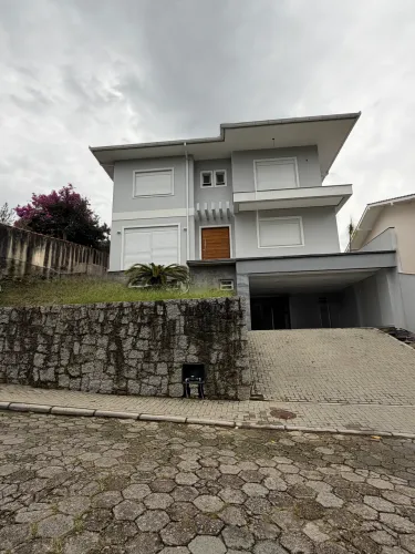 Casa de Alto Padrão com Linda Vista Próxima ao Centro de Santo Amaro da Imperatriz