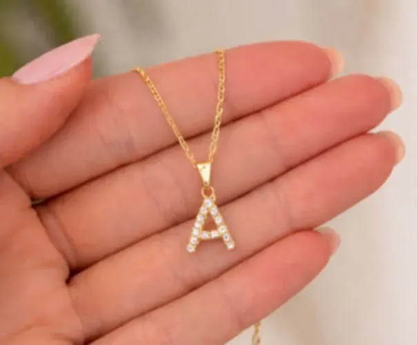.Colar feminino Folheado a Ouro com letra, Corrente 45 cm com Pingente Delicado de Strass