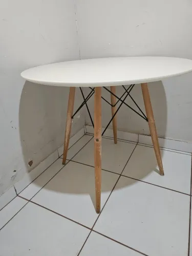 Mesa Redonda Branca com Pés de Madeira