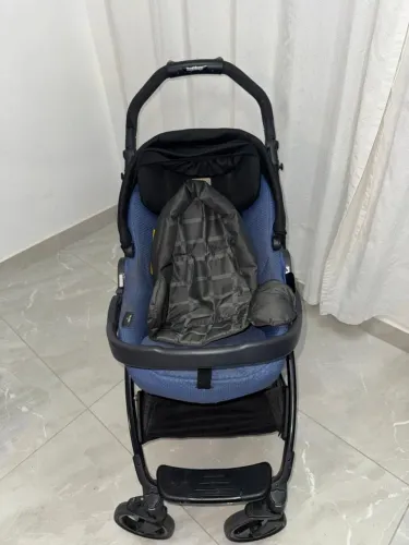 Carrinho de bebê com bebê conforto
