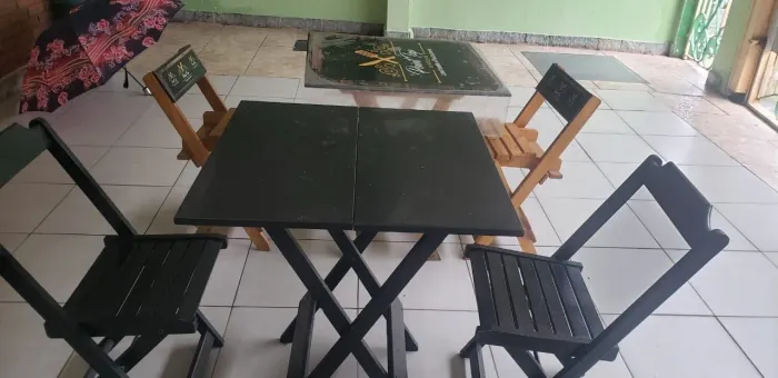 2 mesas e 4 cadeiras dobráveis de madeira em perfeito estado
