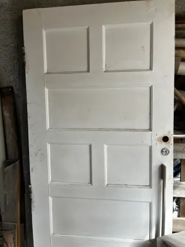 Porta maciça pintada de branco 