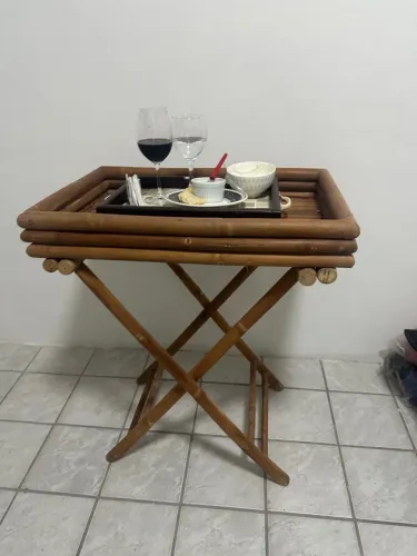Bandeja em bambu GUADUA suspensa por pernas dobráveis