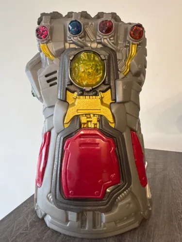Luva Thanos emite som e luz 