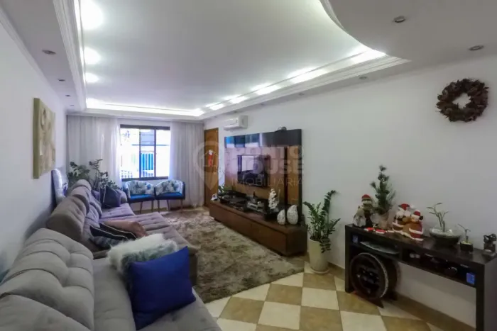 Sobrado à venda no bairro Vila Gumercindo com 3 suítes e 7 vagas