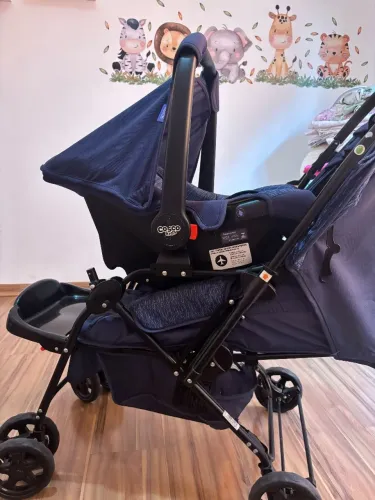Carrinho de bebê com Bebê conforto - Cosco Kids