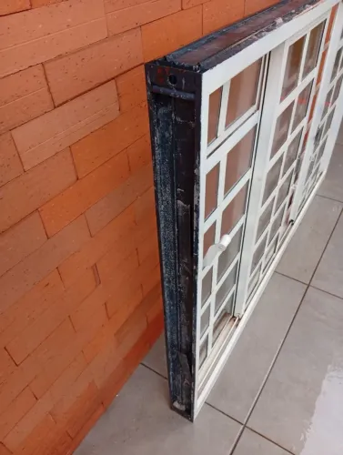 Janela de Alumínio/Metal com Grade - Excelente Oportunidade