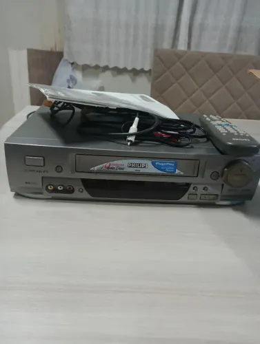 Vendo vídeo cassete com controle e manual