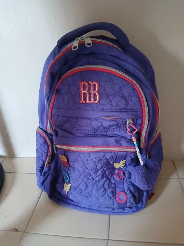 Mochila escolar com estojo e lancheira.