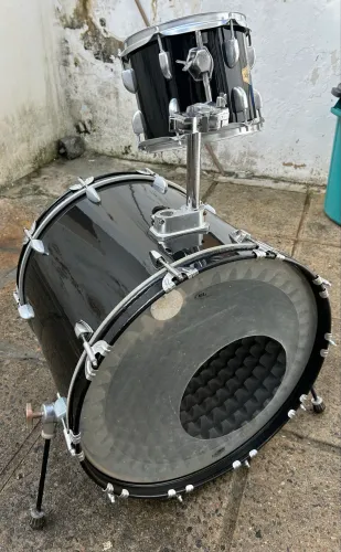 Vendo bumbo e tom de bateria. 