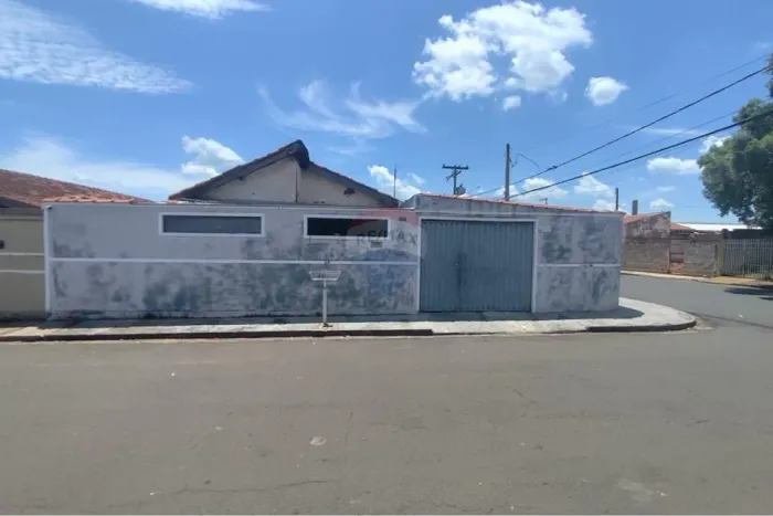 Charmosa Casa de esquina no Jardim Ipiranga, Penápolis!