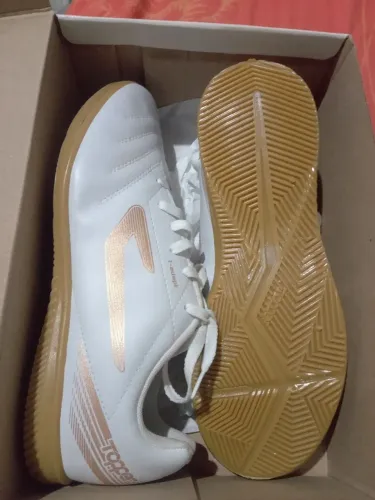 Bota de engenheiro e um tênis futsal