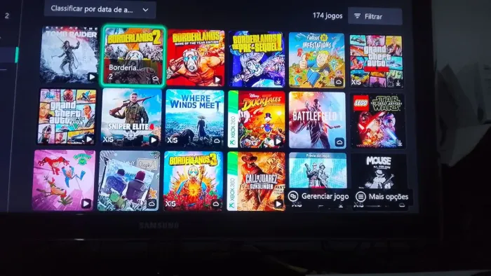 Xbox séries S com vários jogos