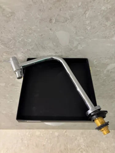 1 torneira de mesa com bica móvel 90°, marca Docol, linha Loggica (nunca foi usada)