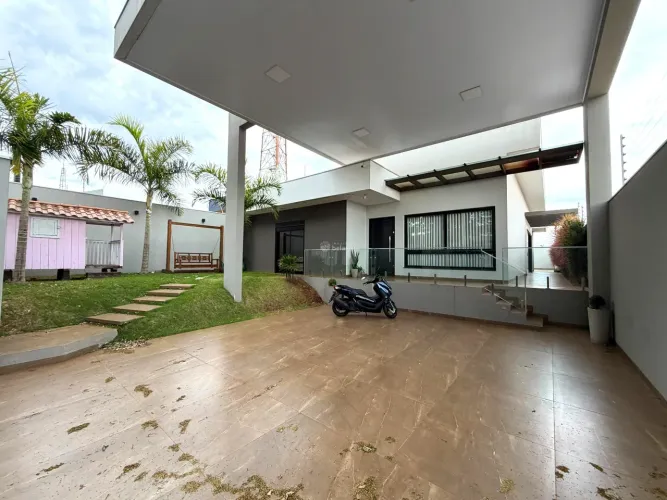 CASA COM 03 SUÍTES E PISCINA À VENDA NA REGIÃO CENTRAL DE APUCARANA.