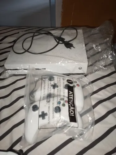 XBOX ONE S COM 2 CONTROLES +1 BATERIA RECARREGÁVEL