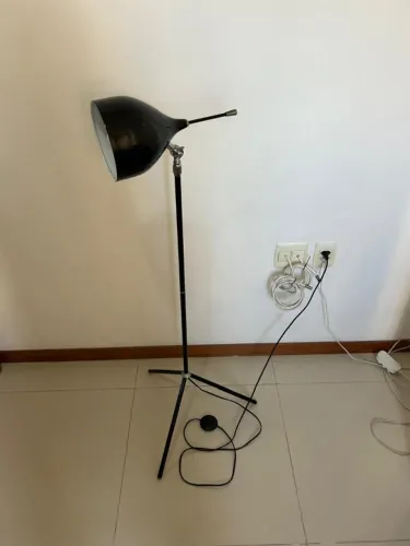 Luminária com interruptor de piso