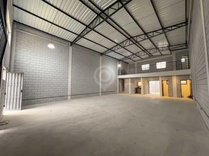 Galpão : / Comercial / Loteamento Parque Empresarial Adelelmo Corradini